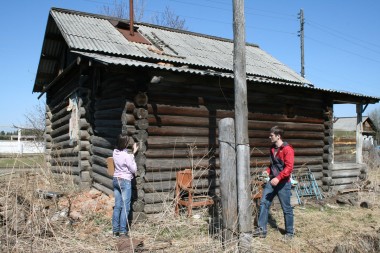 С. Троицк. Студенты обследуют дом крестьянской усадьбы