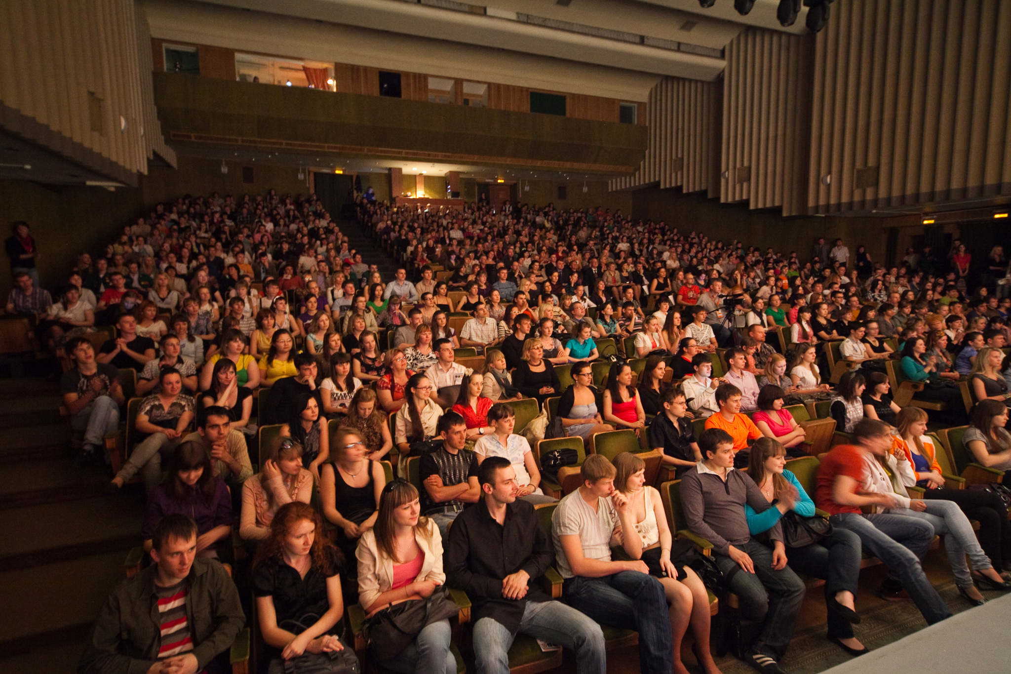 Кто выступает в концертном зале. Зрители в театре. Концертный зал с людьми. Зрительный зал с людьми. Зрительный зал со зрителями.