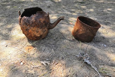 Чайник и котелок,  найденные в блиндаже
