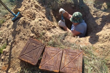 Обнаружен окоп для миномёта, в нём ящики от мин