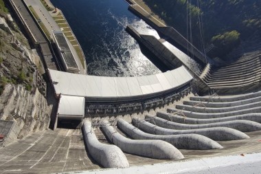 Саяно-Шушенская ГЭС, вид с гребня плотины