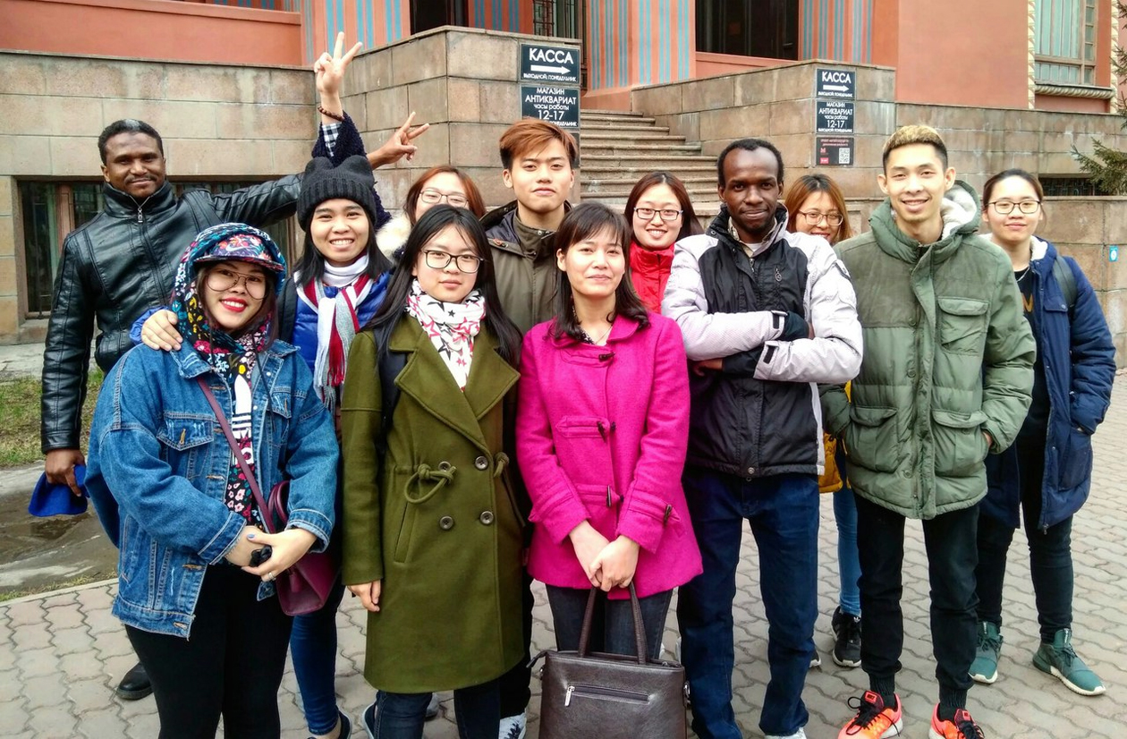 Группа иностранных студентов. Иностранцы в СФУ. Иностранные студенты. Иностранные студенты СФУ. Иностранцы посетили краеведческий музей.