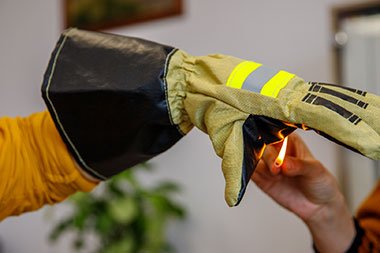 Перчатки — огонь! Благодаря разработанному в СФУ материалу можно не бояться обжечься